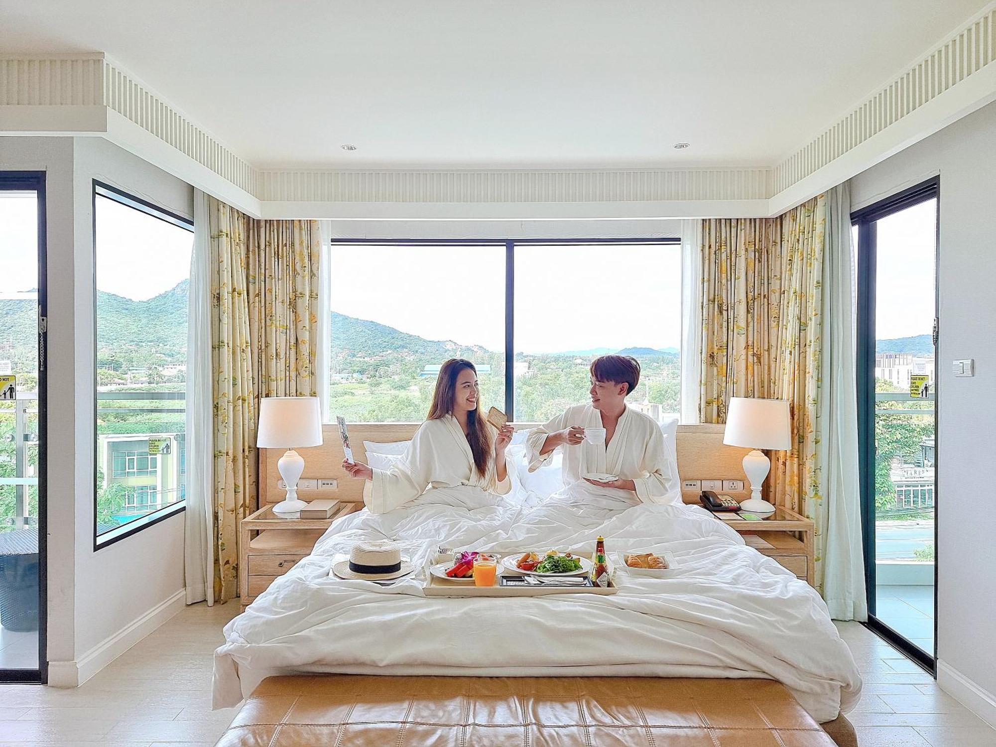Amari Hua Hin - SHA Extra Plus Exterior foto A couple in a hotel room