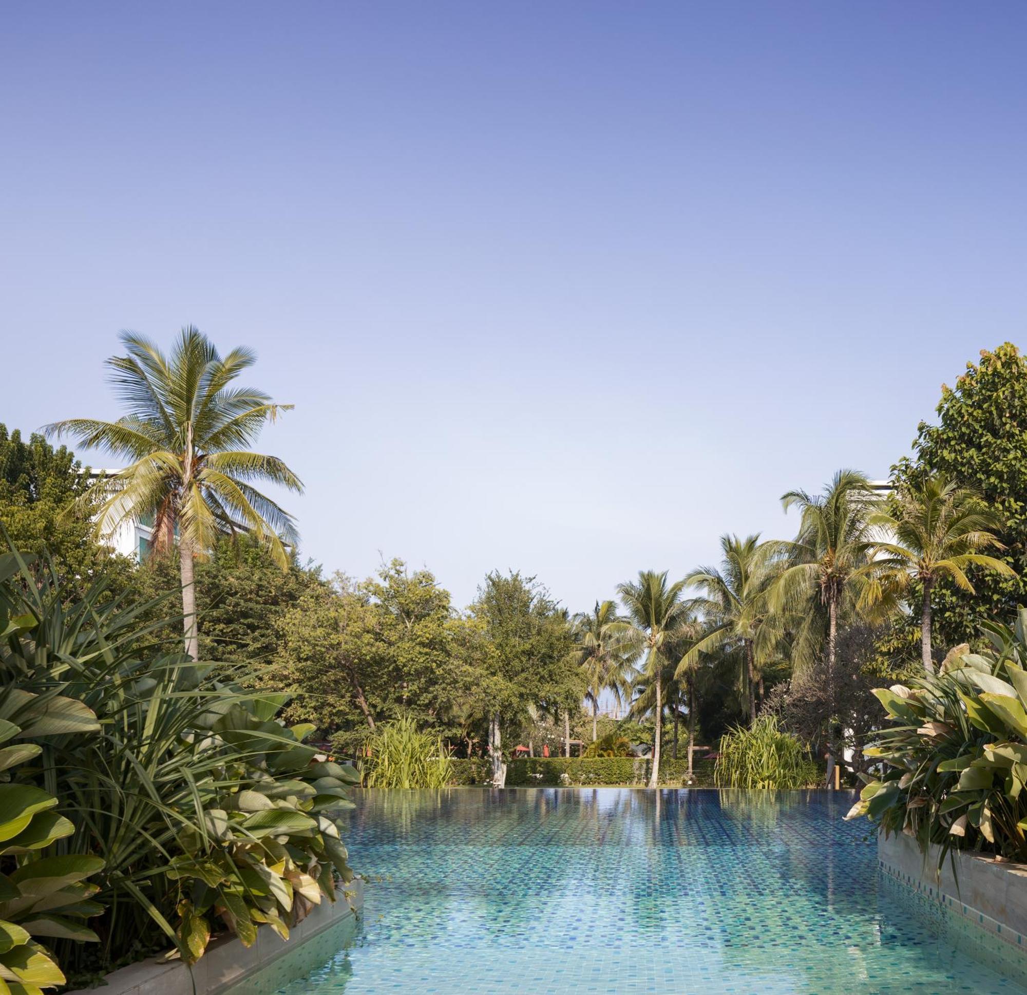 Amari Hua Hin - SHA Extra Plus Exterior foto The pool at the Taj Bengal