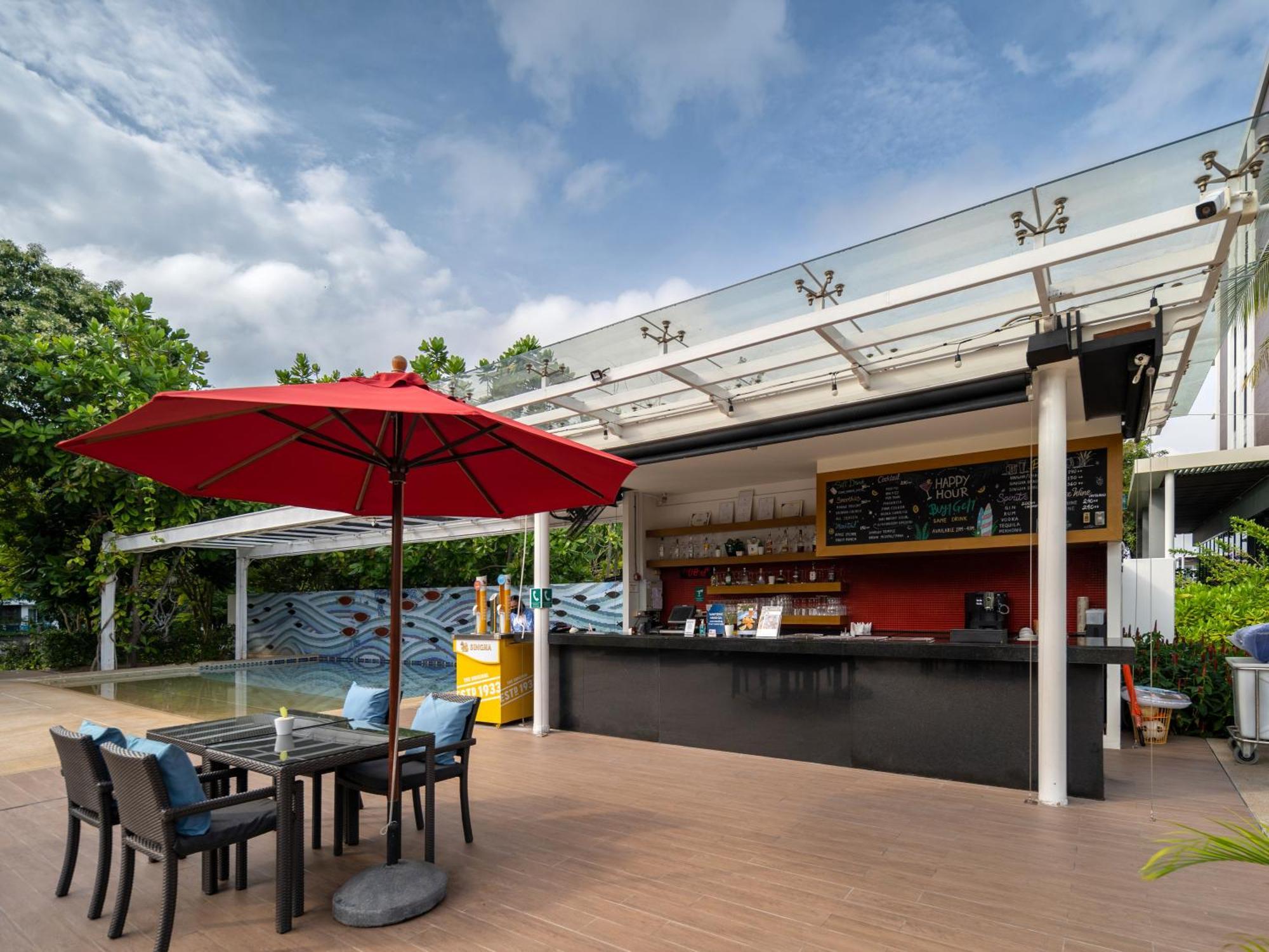 Amari Hua Hin - SHA Extra Plus Exterior foto The bar at the pool