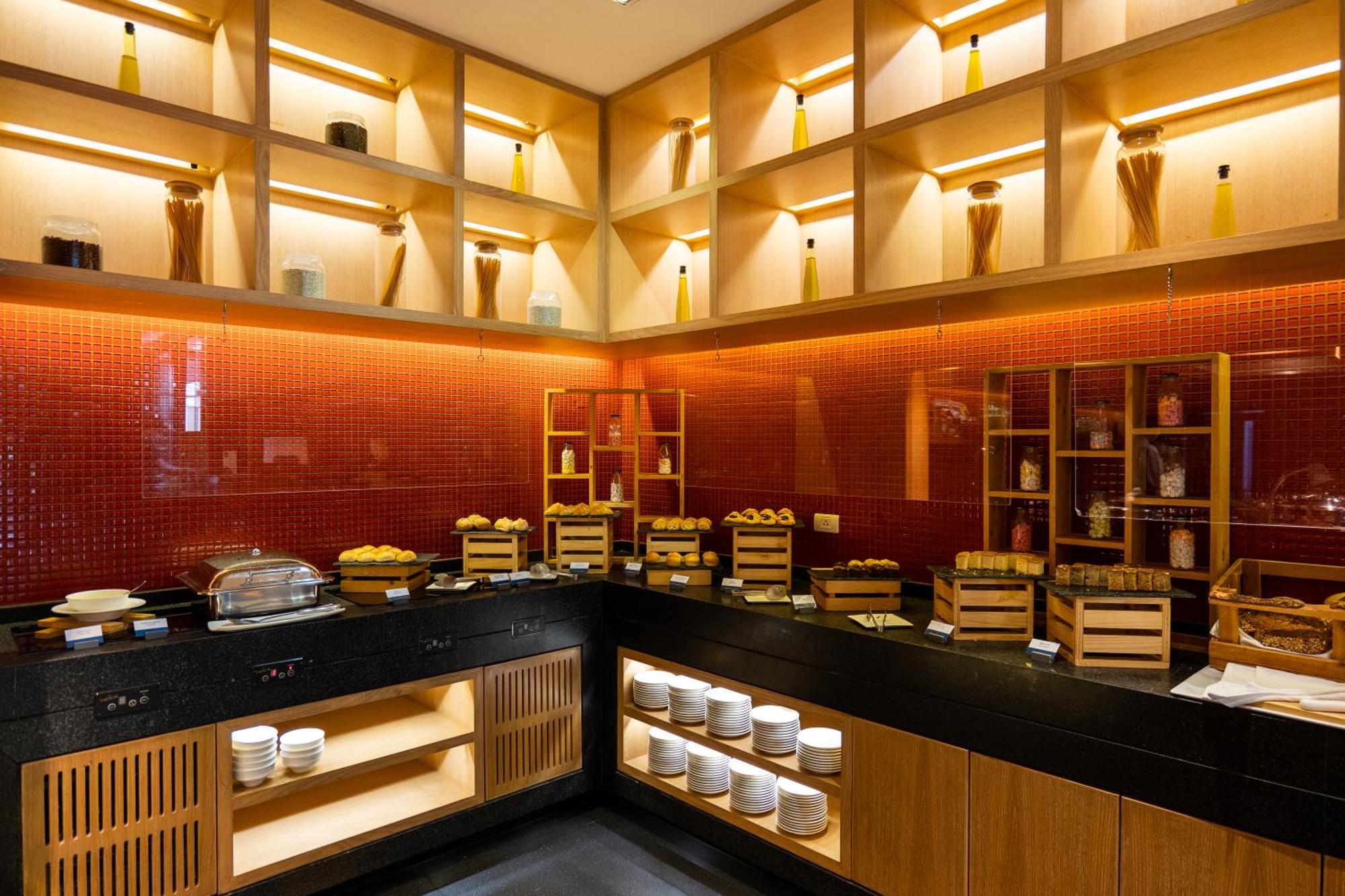 Amari Hua Hin - SHA Extra Plus Exterior foto The buffet at the lounge