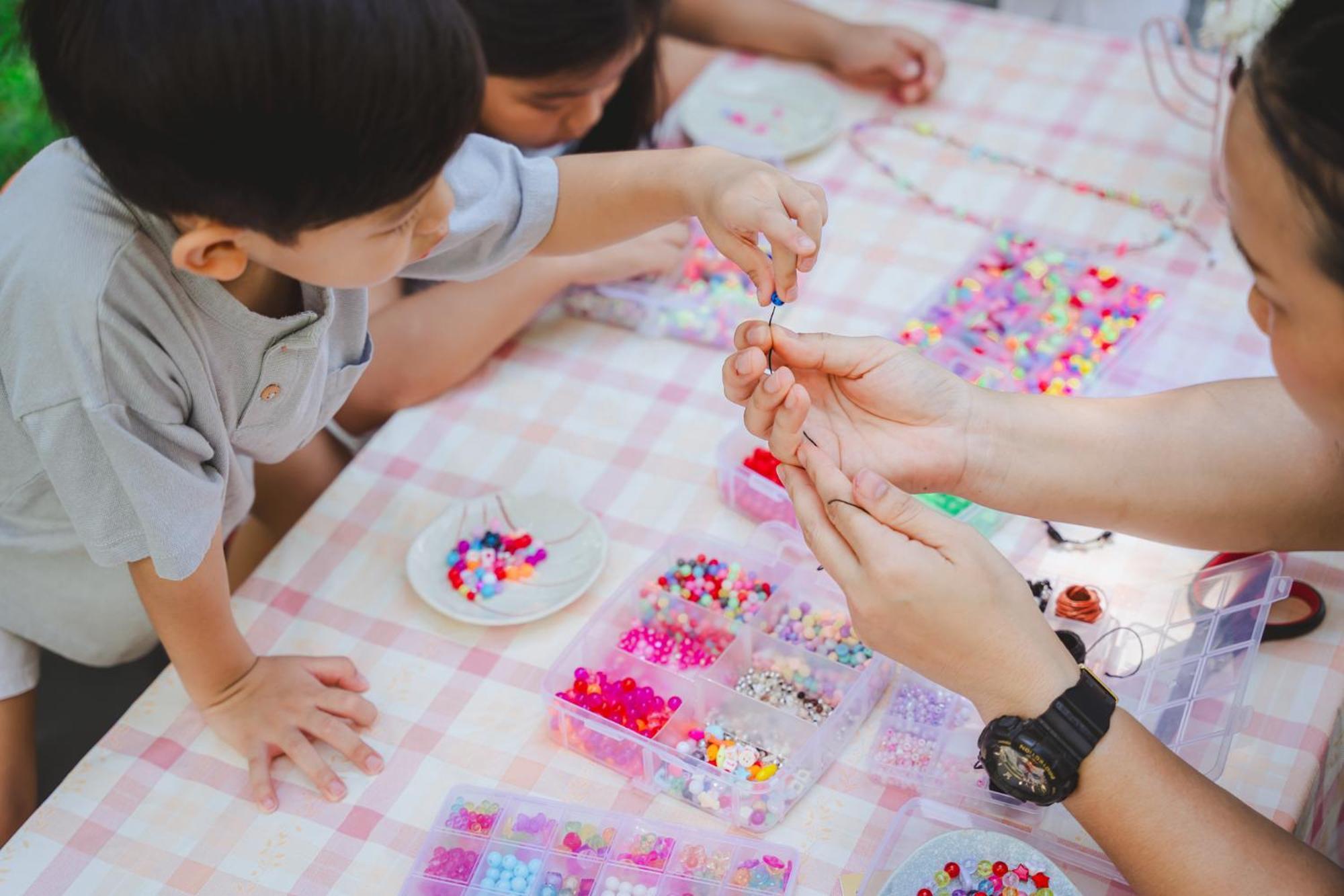 Amari Hua Hin - SHA Extra Plus Exterior foto Children making bead bracelets